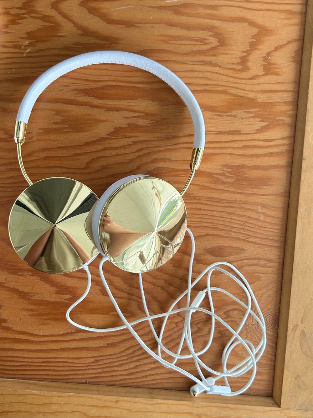 Frends Taylor Gold and White Headphones - Excellent